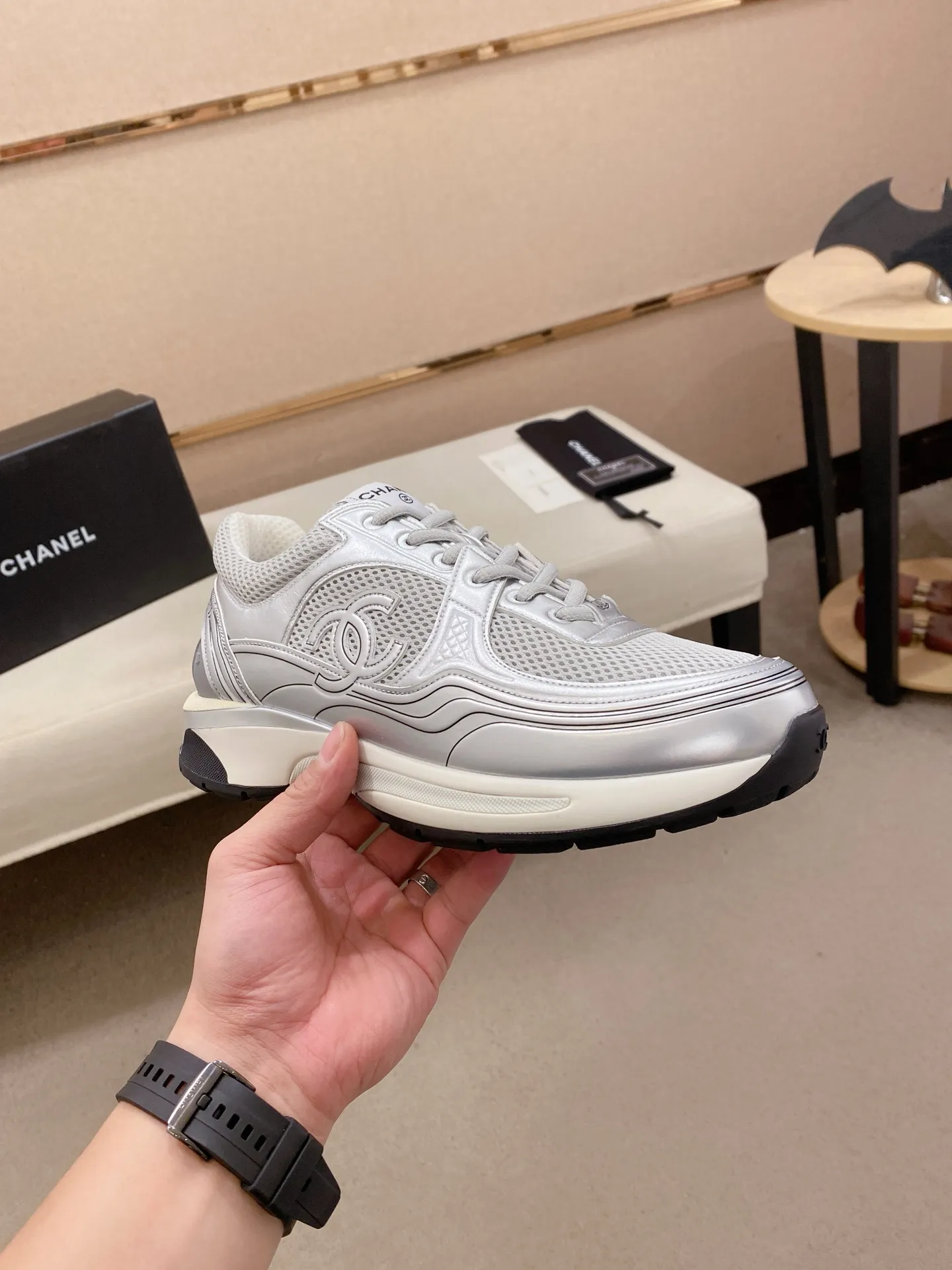 Factory price: 620💰 Chanel Chanel - 2026 counter top casual sports shoes This classic design; the upper is electro-embroidered with a variety of techniques; the outsole is fashionable and sporty; the extraordinary inclusion of a variety of color matching elements... The diversified mix and match is very beautiful and versatile, casual, fashionable, sports and outdoor can be taken into account... ꫛꫀꪝ Go➫ Material: ❶Upper is made of: Original imported high-mercerized smooth cow suede + special anti-mesh fabric ❷Inner use: original imported breathable mesh ❸Outsole based on: original TPU combination outsole Full set of boutique packaging for women 35–41 men 38-45